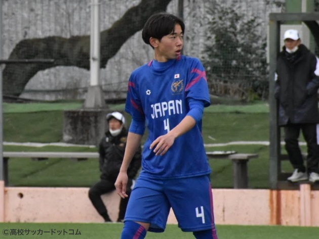 昌平高校サッカー部　キーパーユニ青 昌平守備陣を引っ張るDF津久井圭祐は足元の技術も高く競り合いに