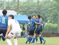 前半終了間際チームの3点目を挙げた荒井涼太と喜び合う山形ユースの選手たち