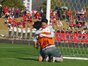 優勝の瞬間、控えGKの17勝 敬二郎（3年）と抱き合う四国学院大香川西GK1三谷虎大郎（3年）
