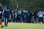 PK戦で勝利し、応援の専大北上控え部員たちがGK阿見と勝利の喜びを分かち合う
