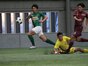 青森山田FW津島巧(3年)はGKをかわして2得点目を決めた